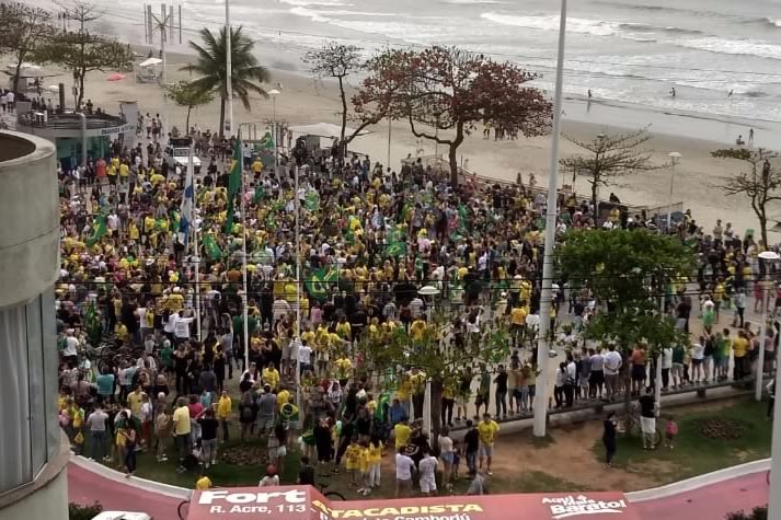 “Ele sim”: Ato a favor de Bolsonaro reúne multidão em Balneário Camboriú