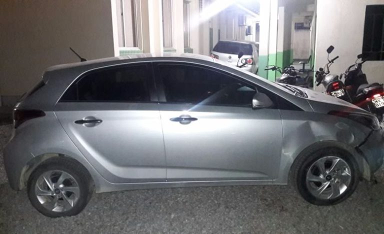 Suspeitos abandonam carro furtado após perseguição pelo Monte Alegre