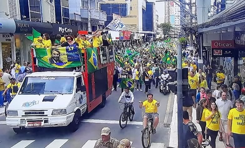 Polícia Militar estima 12 mil pessoas em manifestação contra o PT em Balneário Camboriú
