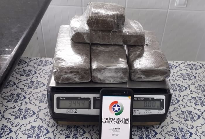 Polícia Militar apreende 3,5 quilos de maconha em Porto Belo