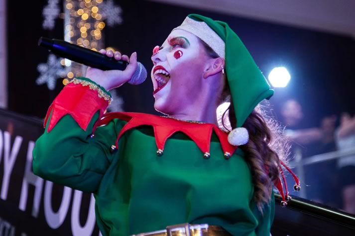 Show de teatro musical dá boas-vindas ao Papai Noel no Balneário Shopping