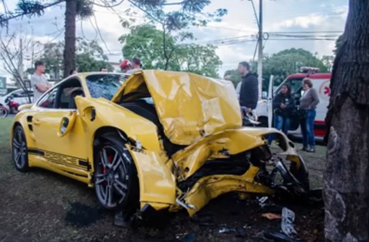 Porsche de Balneário Camboriú se acidenta em Curitiba