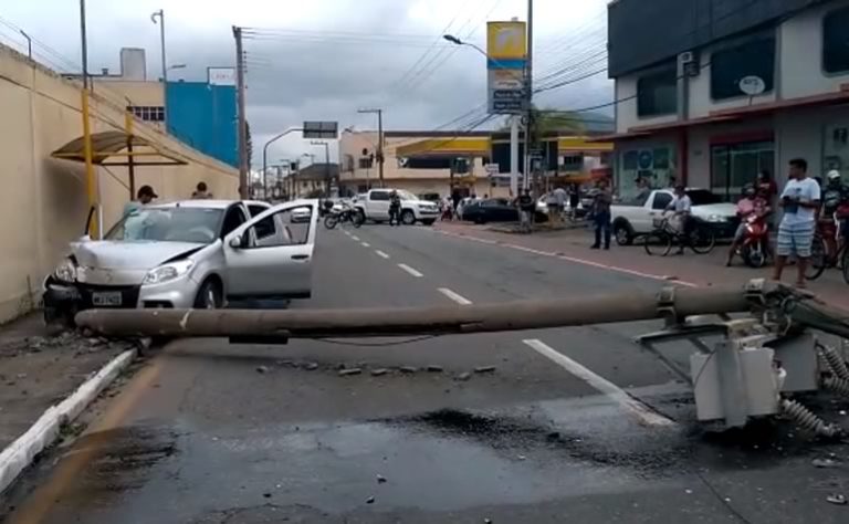 Motorista embriagado derruba poste na Rua Blumenau, em Itajaí