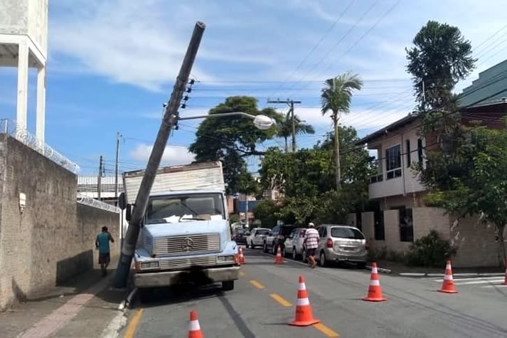 Caminhão colide em poste na Rua 2380