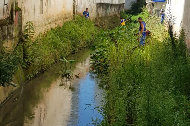 Rio Marambaia recebe limpeza para facilitar fiscalização de ligações irregulares