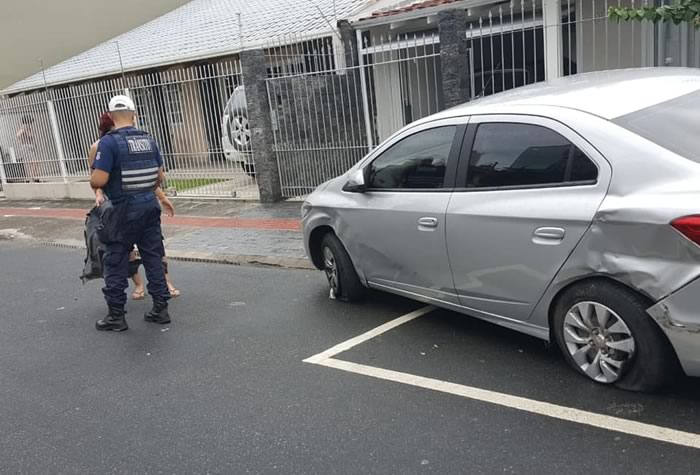 Carro estacionado sofre colisão na Rua 3020