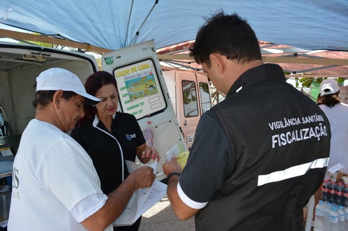 Vigilância Sanitária de Itajaí fiscaliza estabelecimentos e ambulantes nas praias