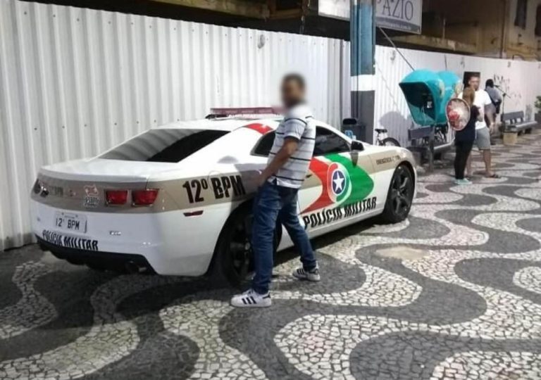 Urinando no Camaro da Polícia Militar