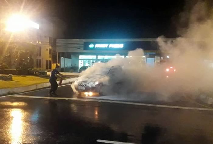 Carro para no semáforo e começa a pegar fogo no Pioneiros
