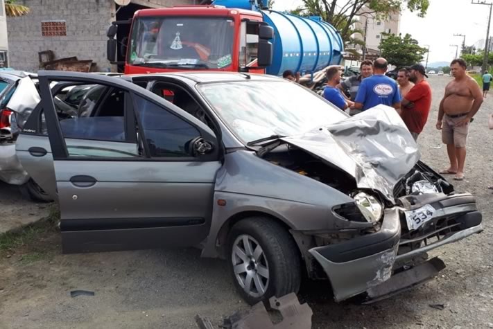 Casal de assaltantes colide em carro estacionado durante fuga