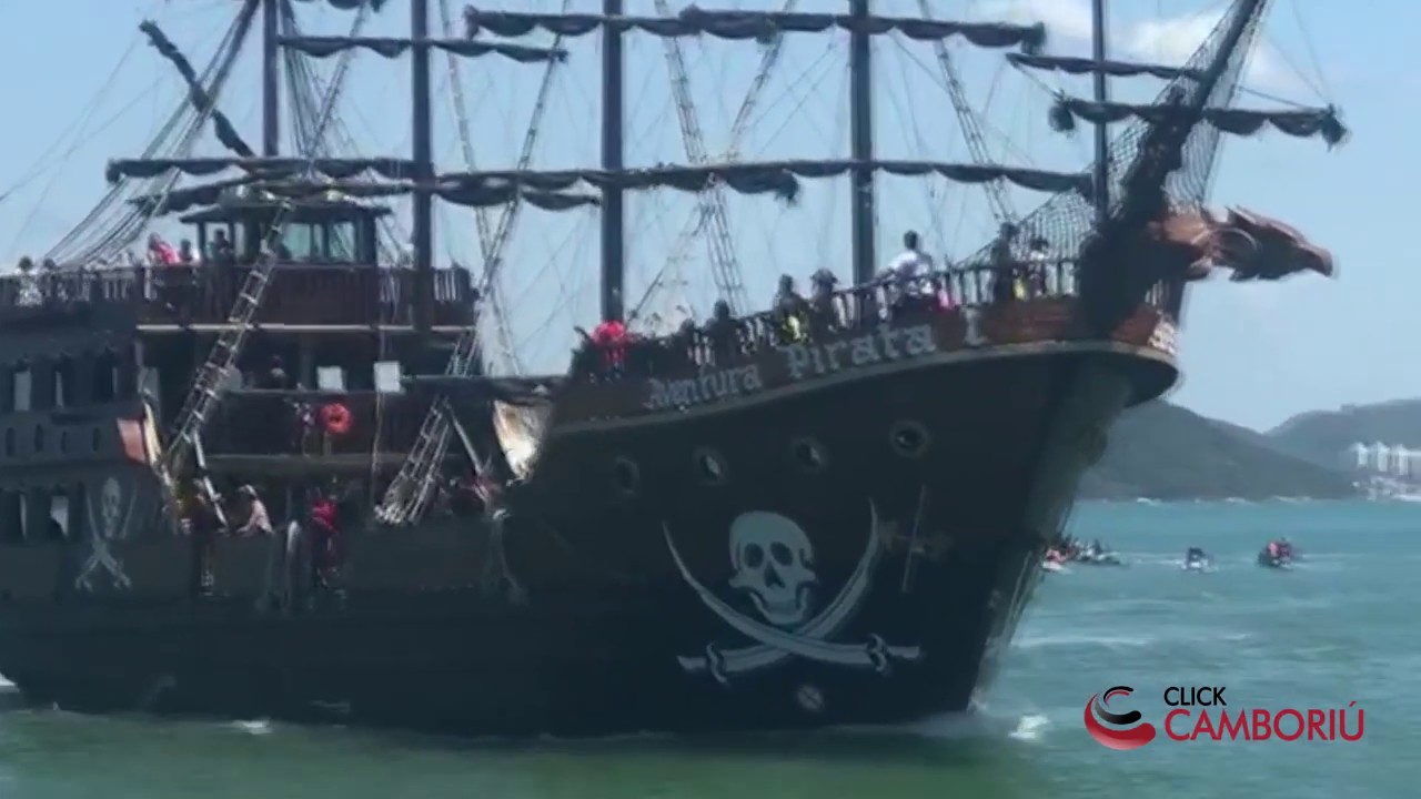 Barco Pirata quase atropela praticante de stand up paddle na Barra Sul