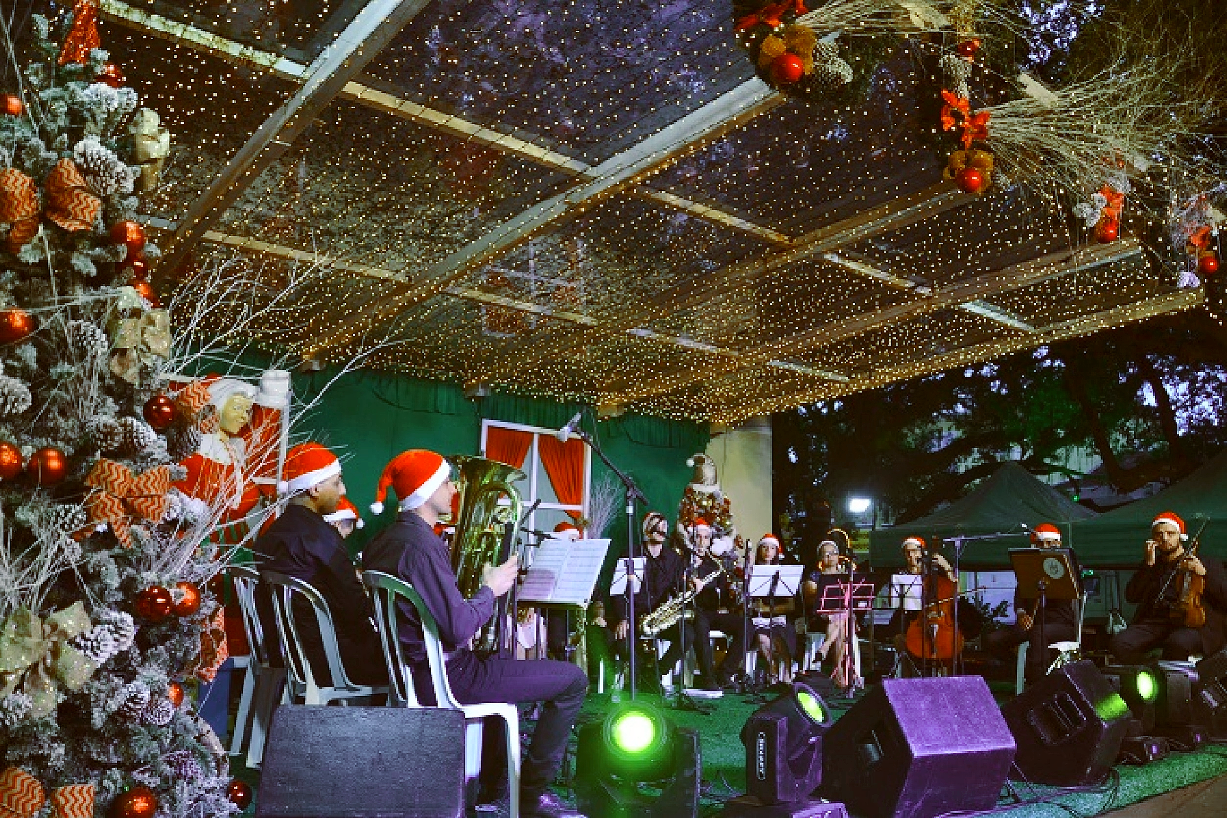Chegada do Papai Noel e apresentações natalinas marcam o início do Natal em Camboriú