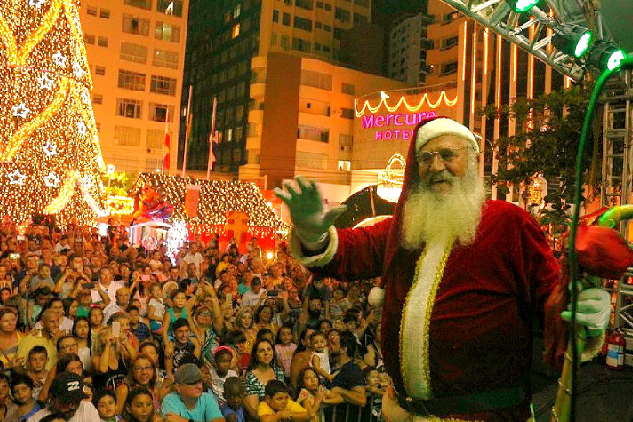 Papai Noel gigante é atração todas as noites em Balneário Camboriú