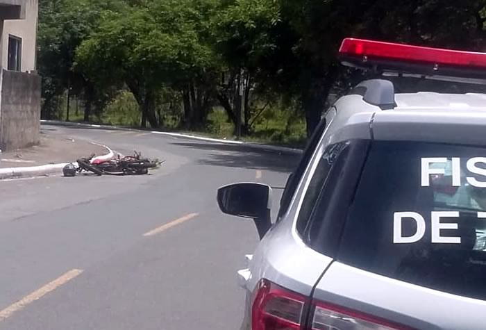 Motociclista colide em carro parado e é levado para o hospital com afundamento de crânio