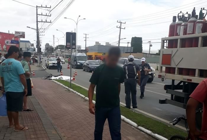 Ciclista morre atropelado por caminhão na Reinaldo Schmithausen, em Itajaí