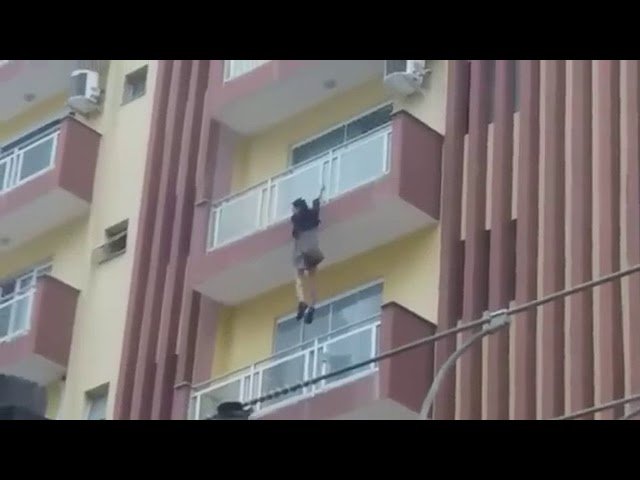 Mulher fica pendurada em sacada no 7º andar, na Avenida Brasil