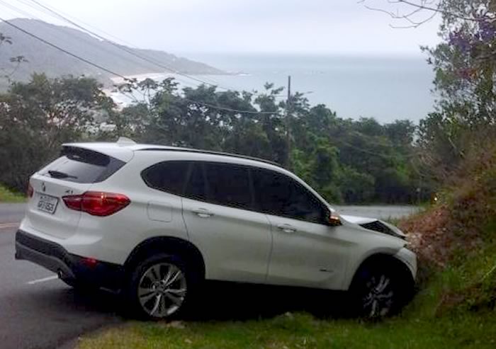 Condutora perde o controle e colide em barranco na Interpraias