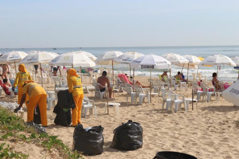 Mais de 40 toneladas de lixo são recolhidas das praias de Itajaí no primeiro dia de 2019