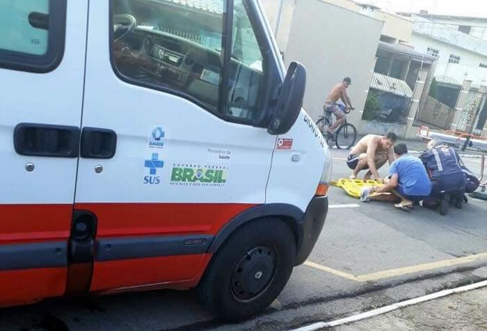 Buraco no asfalto: mãe e filha caem de moto em Itajaí