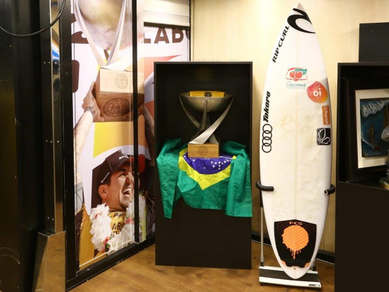 Galeria Gabriel Medina segue só até terça no Balneário Shopping