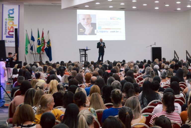 Leandro Karnal compartilha experiências com professores da rede municipal de Itapema