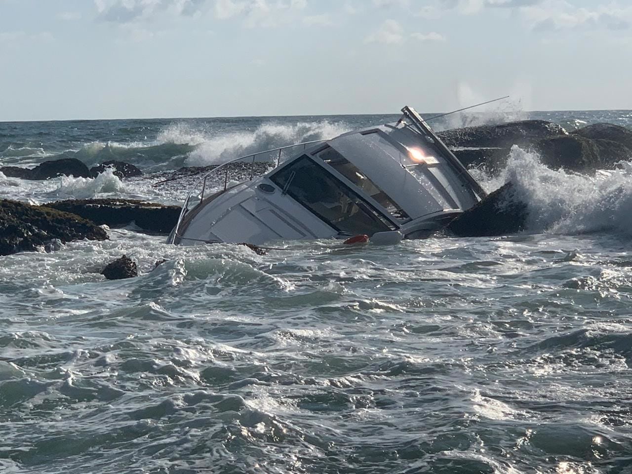 Lancha com seis ocupantes bate em pedras e naufraga em Balneário Camboriú 1 Lancha