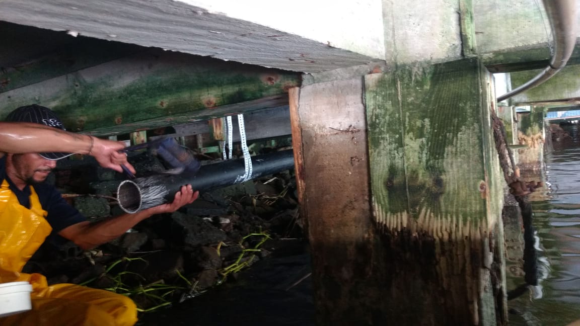 Dois restaurantes são flagrados despejando esgoto no rio, na Barra Sul