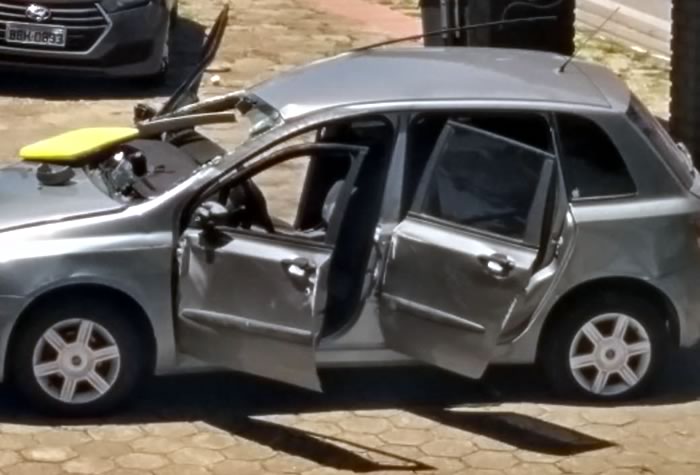 Carro capota na Marginal Leste em Balneário Camboriú