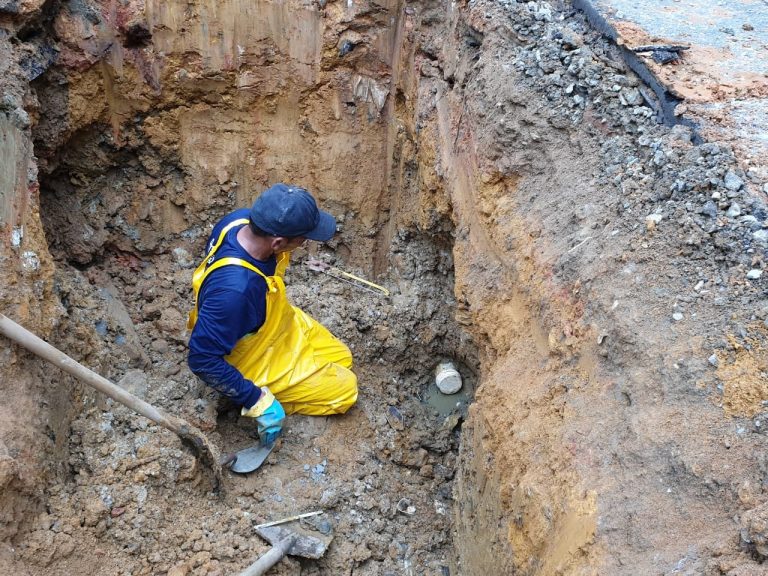 Ligações irregulares de esgoto são lacradas em dois bairros de BC