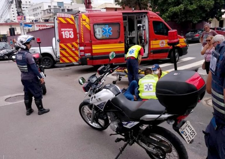 Motociclista se fere ao colidir com carro na Avenida do Estado