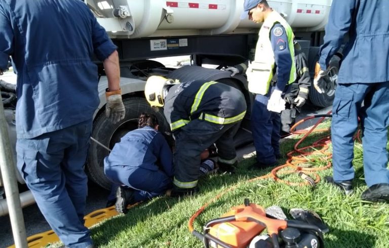 Ciclista é resgatado embaixo de caminhão após atropelamento em Itajaí