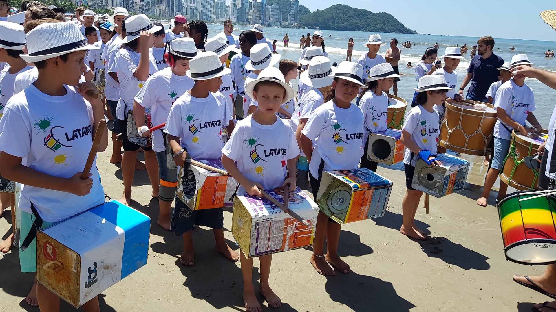Crianças do projeto Latarte agitaram a Praia Central neste sábado