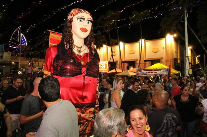 Foliões lotam Mercado Público na primeira noite de Carnaval de Itajaí