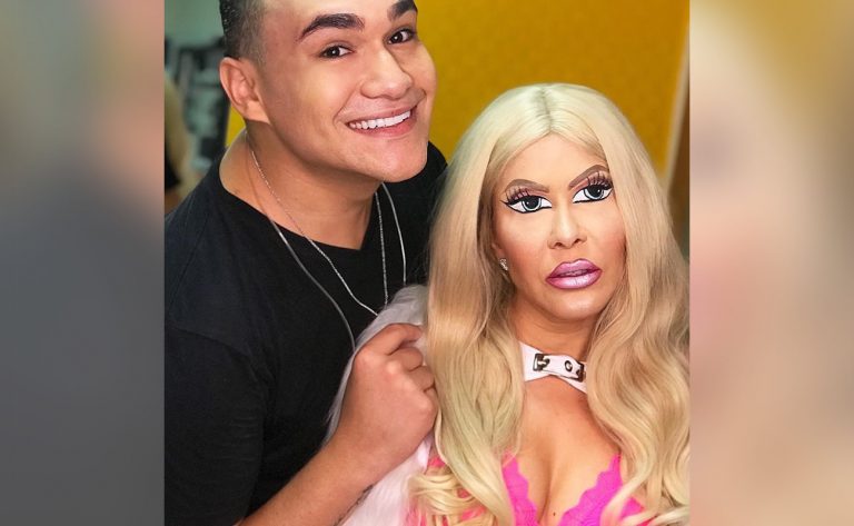 Maquiador da região transforma cantora Joelma em boneca