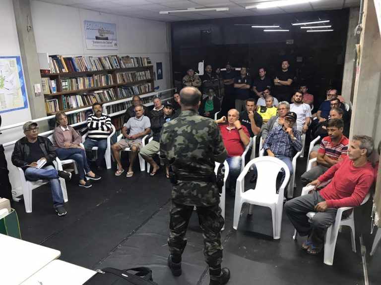 Pescadores recebem orientação sobre o período da pesca da tainha