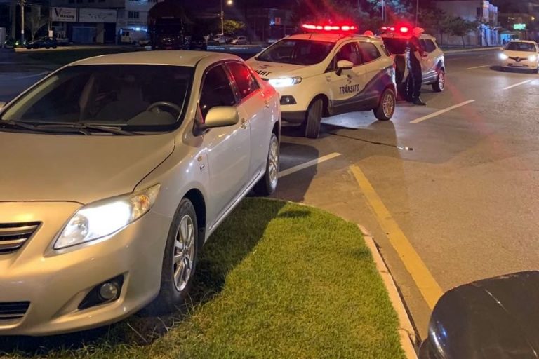 Motorista bêbado é contido por motoboy após quase causar acidente na Avenida do Estado