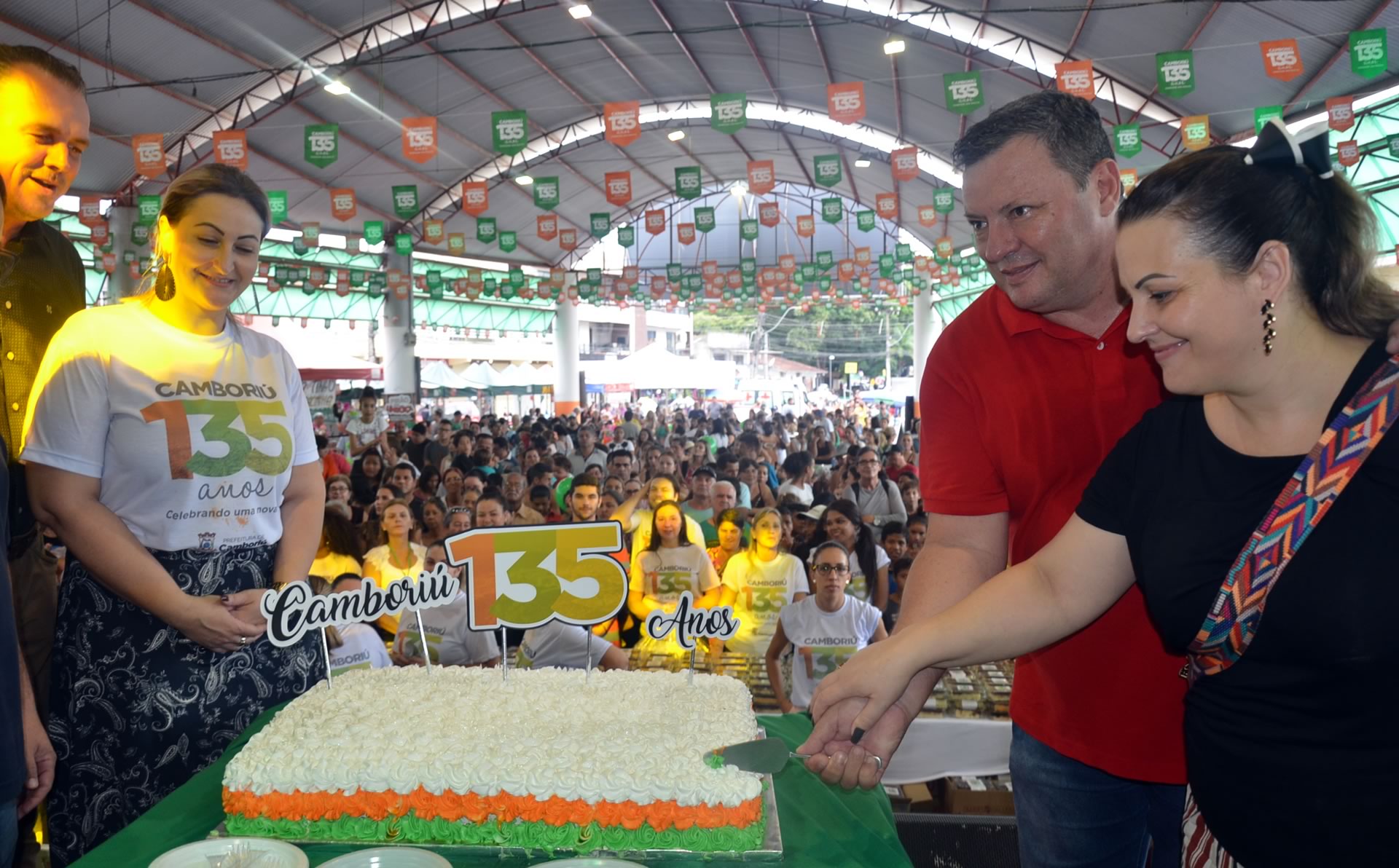 Corte do bolo marca comemorações dos 135 anos de Camboriú