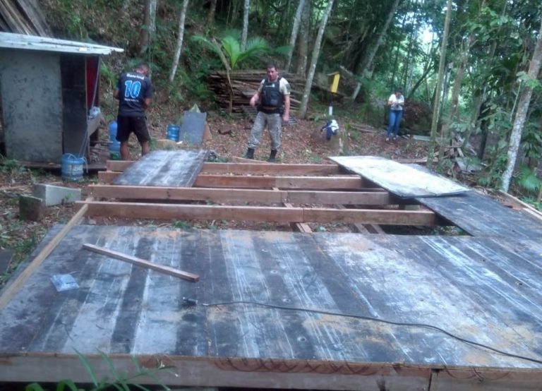 Homem é flagrado construindo casa em morro e é preso por crime ambiental no Estaleiro