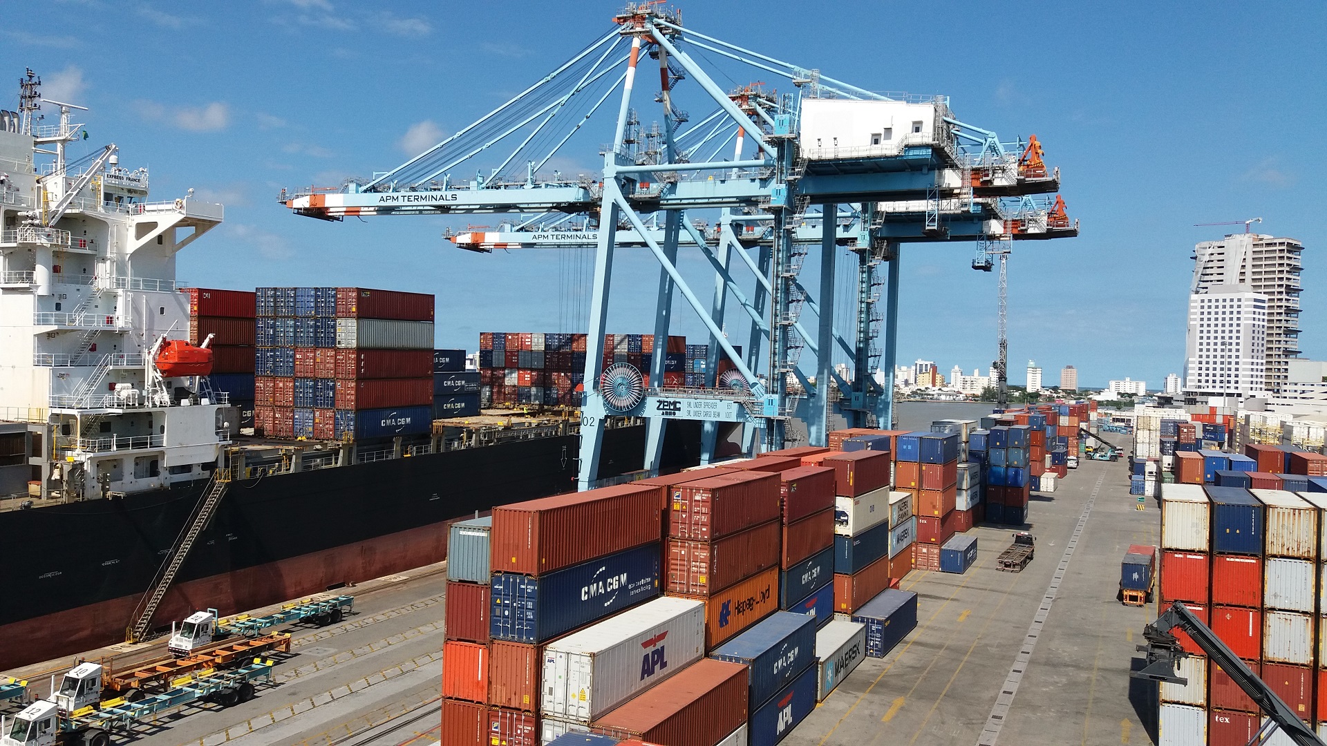 Porto de Itajaí registra aumento de 10% na movimentação de contêineres