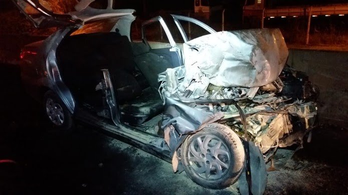 Idosa de 80 anos morre após andar na BR-101 pela contramão e colidir com caminhão