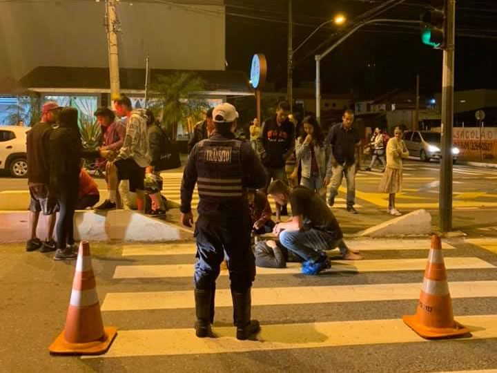 Biz fura sinal vermelho e colide com Fiesta na Quinta Avenida 1 5av