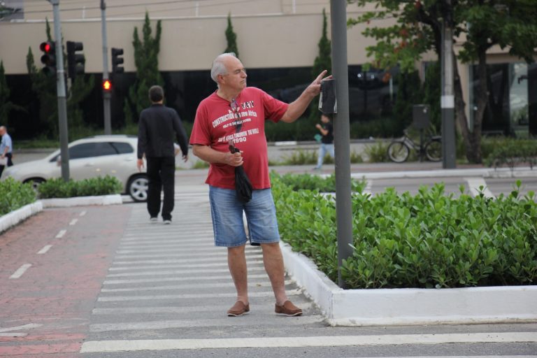 Travessia de pedestres recebe melhoria na Av. do Estado com rótula da Sereia