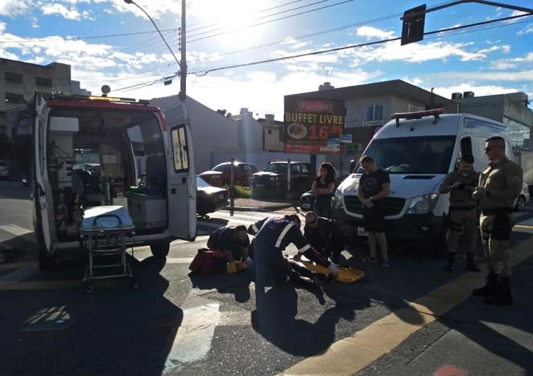 Motociclista é levada para o hospital após acidente na Quinta Avenida