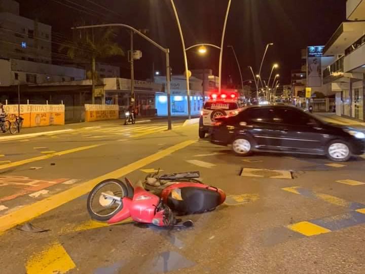 Biz fura sinal vermelho e colide com Fiesta na Quinta Avenida