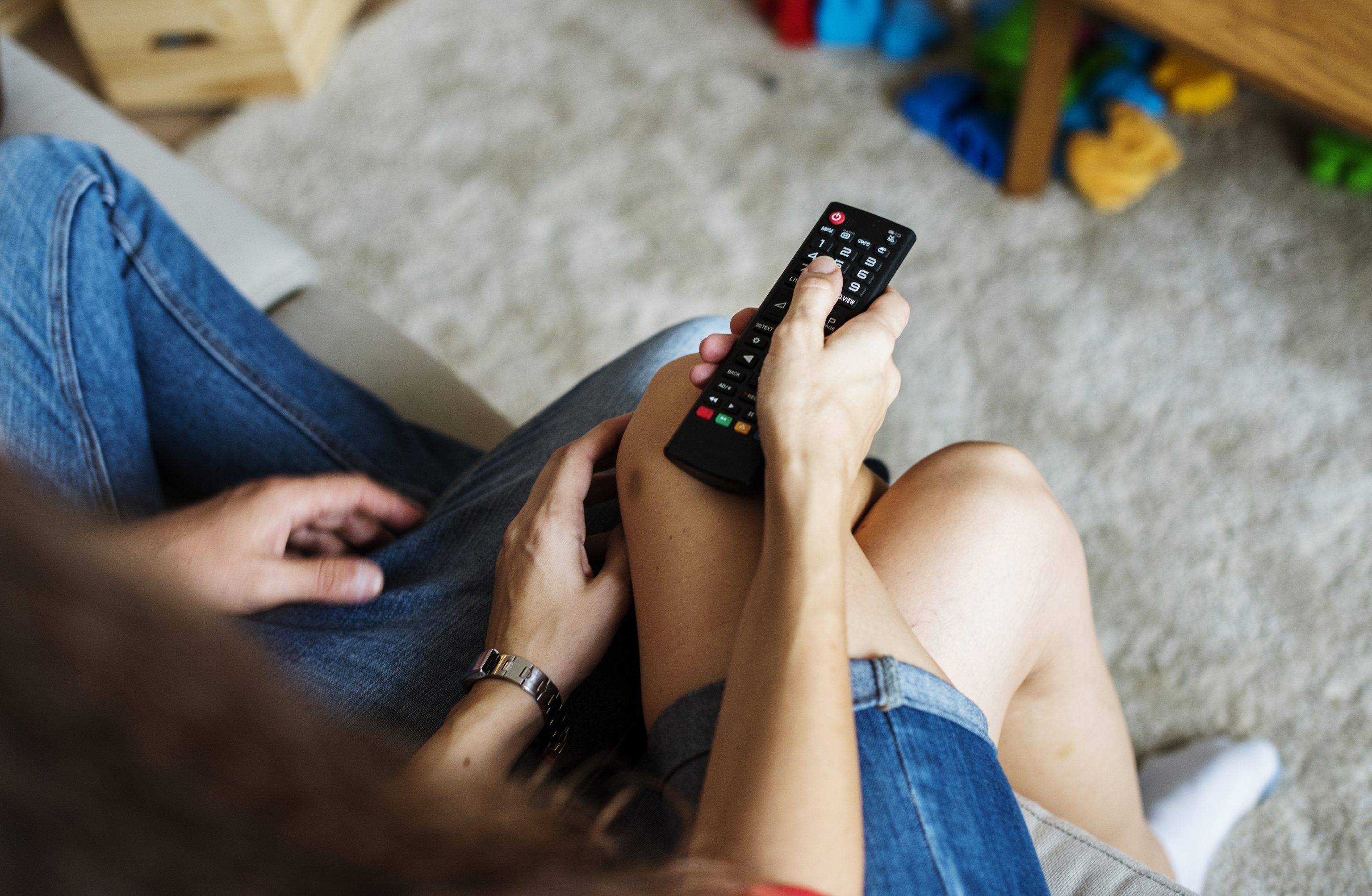 couple watching tv together P9ZQUVE