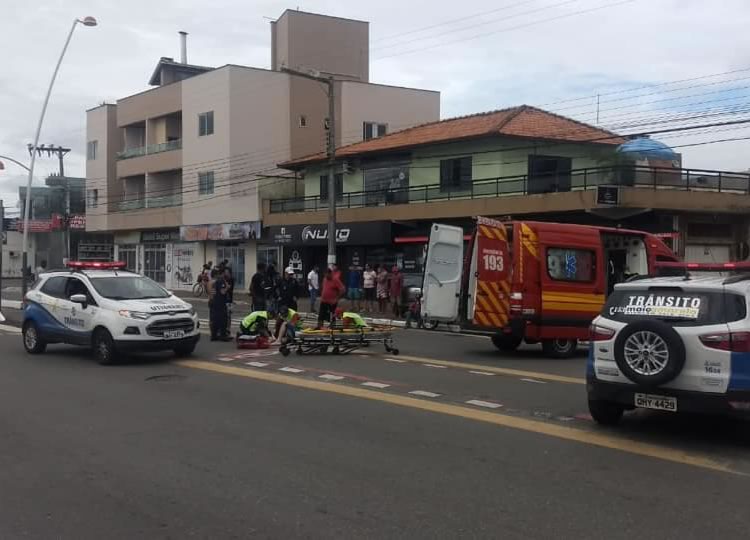 Motorista faz conversão proibida na 5ª Avenida e causa acidente com vítima