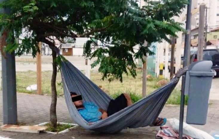 Morador de rua arma rede em poste e árvore para dormir na Terceira Avenida