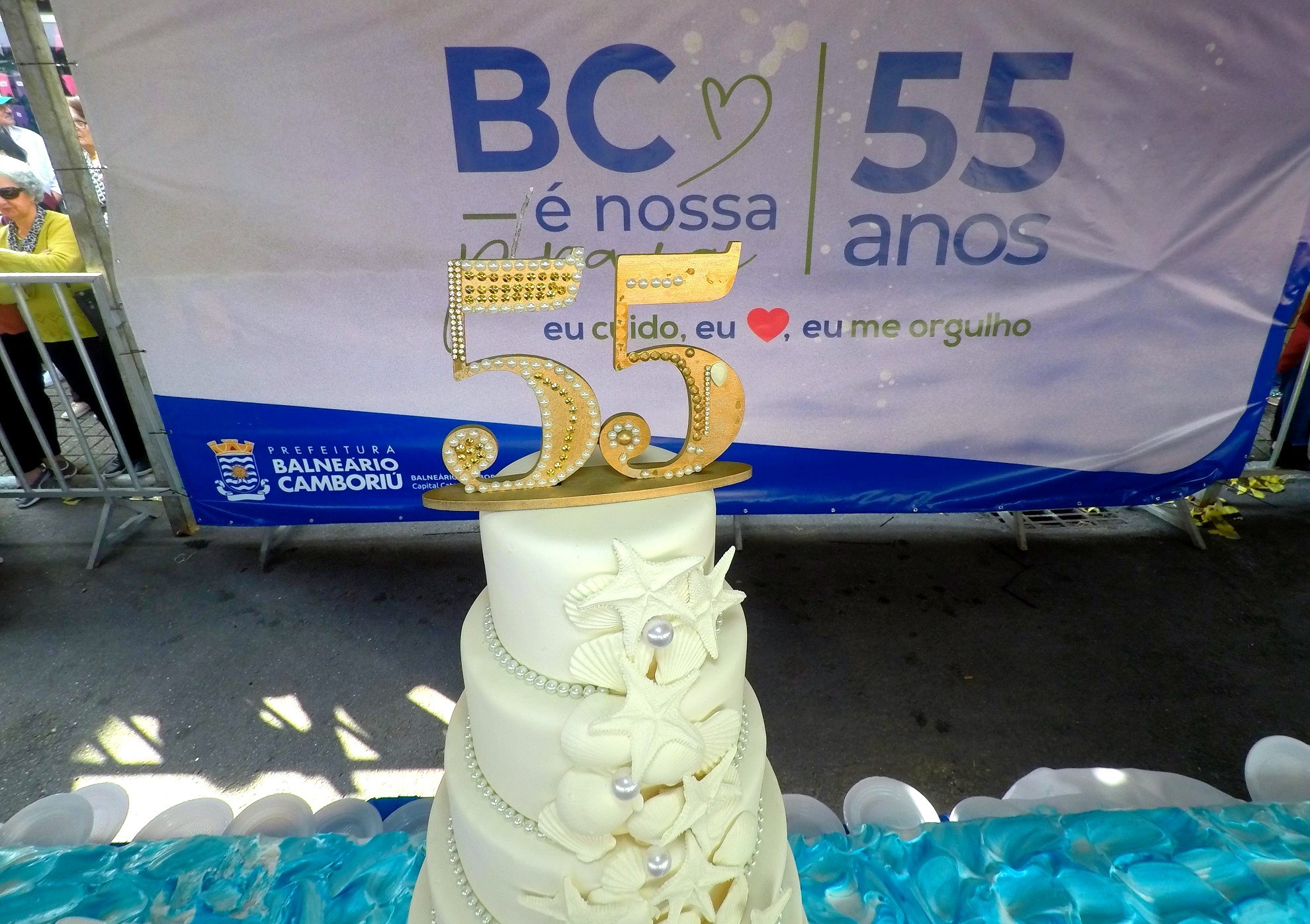 Corte do bolo celebra o aniversário de BC junto a comunidade