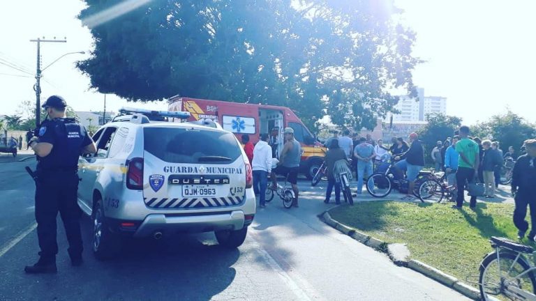 Moto atinge traseira de caminhão em Itajaí