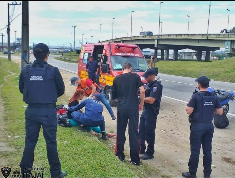 Moto se envolve em acidente com carro na marginal da BR-101 em Itajaí